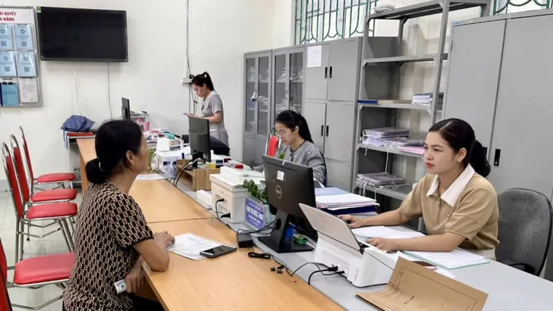 Người dân đến giải quyết hồ sơ, thủ tục hành chính tại Trung tâm Phục vụ Hành chính công phường Nùng Trí Cao