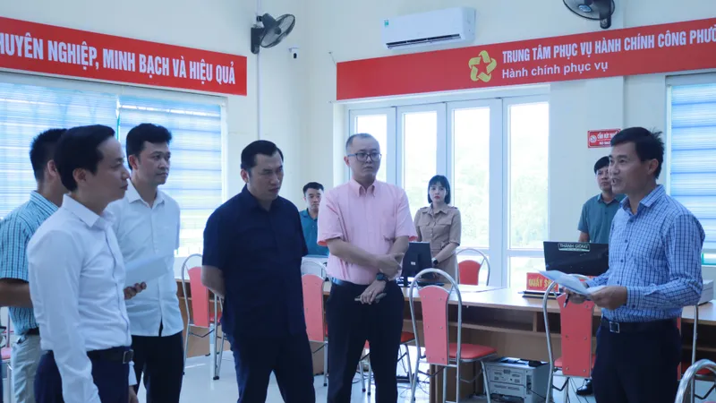 Chủ tịch UBND tỉnh Lê Hải Hòa kiểm tra việc vận hành thử nghiệm chính quyền hai cấp tại Thành phố