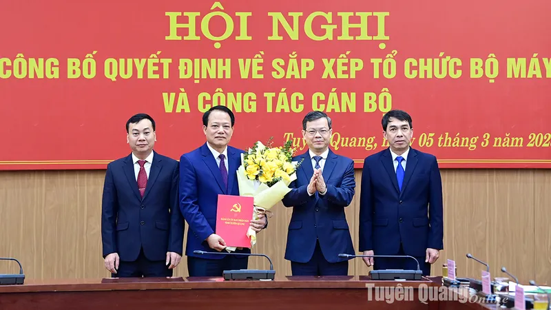 Công bố các quyết định về sắp xếp tổ chức bộ máy và công tác cán bộ Đảng ủy UBND tỉnh