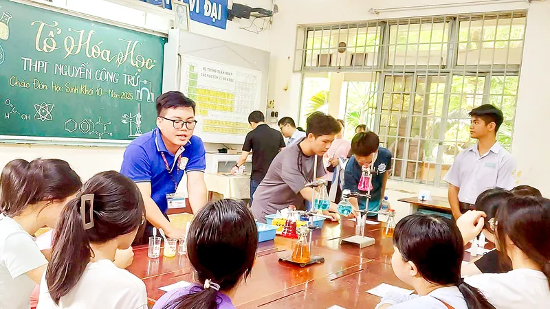 Học sinh được tư vấn về môn học lựa chọn tại phòng tư vấn bộ môn của Trường THPT Nguyễn Công Trứ (TPHCM). Ảnh: THU TÂM
