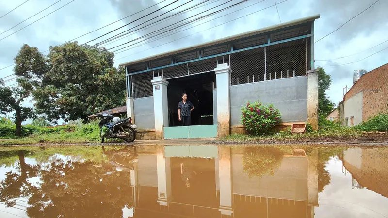 Đường ngập úng, dân mỏi mòn chờ khắc phục