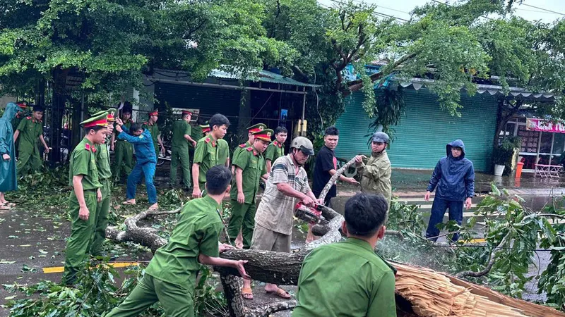 Dông lốc gây thiệt hại ở nhiều địa phương