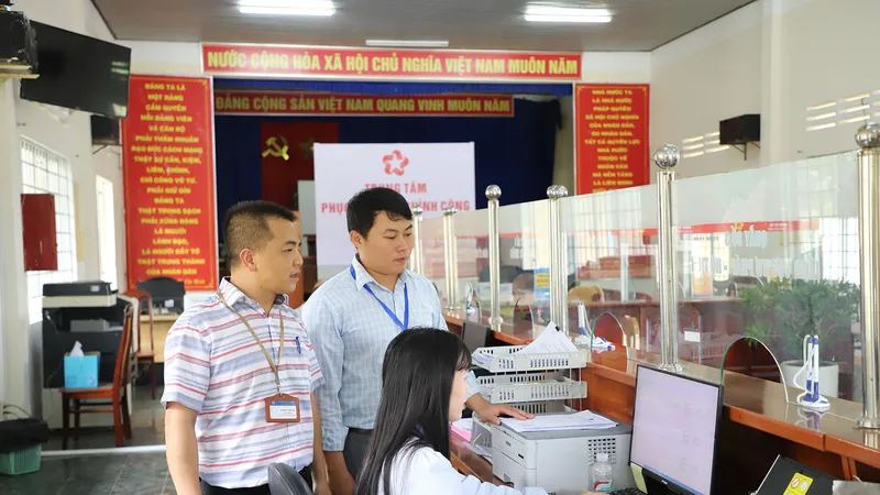 Ông Nguyễn Vũ Linh Sang, Chủ tịch UBND xã Tà Năng, tỉnh Lâm Đồng (bìa trái) hướng dẫn cán bộ trong xã ứng dụng AI xử lý công việc