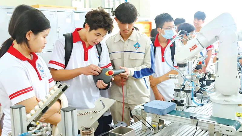 Tuyển sinh năm 2025: Trường nghề “hồi hộp” chờ kết quả lọc ảo