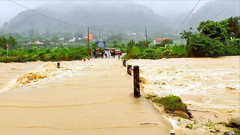 Gồng mình chạy lũ sau bão