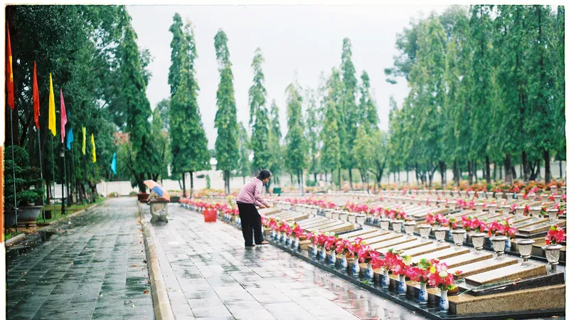 Người trẻ lan tỏa mùa thu lịch sử - Đi tìm hài cốt liệt sĩ: Hành trình biết ơn của nữ sinh viên
