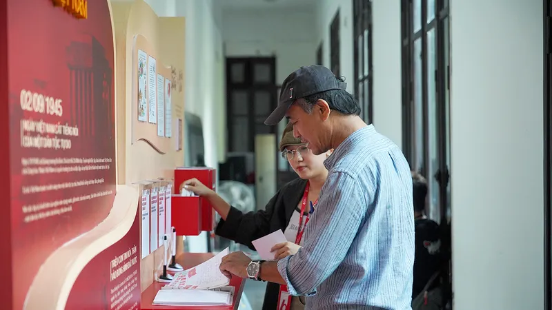 Người trẻ lan tỏa mùa thu lịch sử: Chậm một chút để ngắm nhìn lịch sử