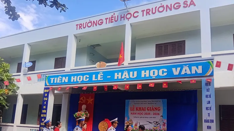 Học sinh nô nức đến trường...