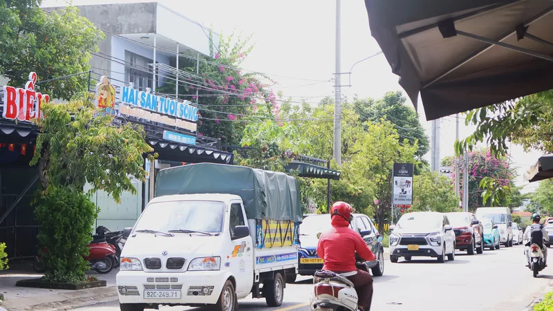Xe né trạm BOT 545, phá hỏng đường dân sinh