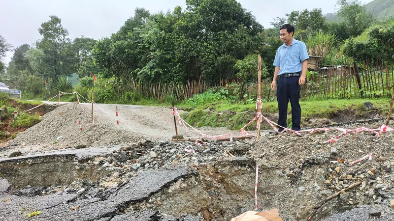 Đường xuống cấp, hiểm nguy rình rập