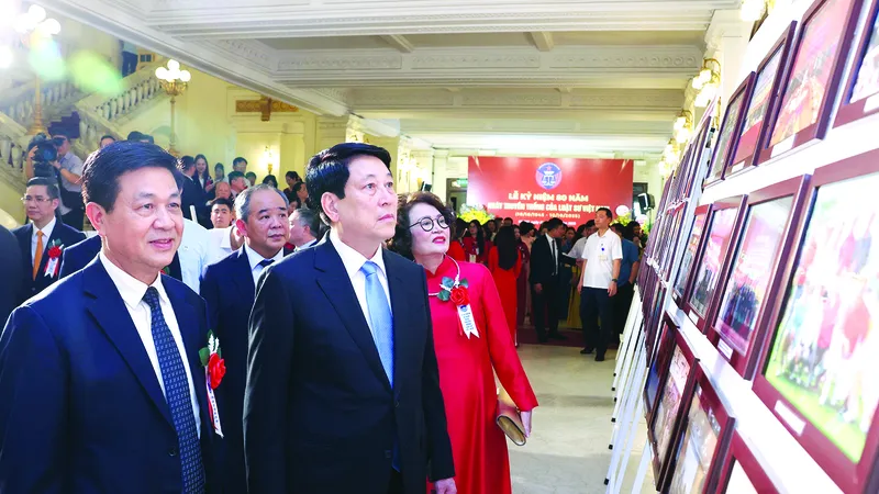 Chủ tịch nước Lương Cường xem trưng bày ảnh 80 năm Luật sư Việt Nam tại lễ kỷ niệm