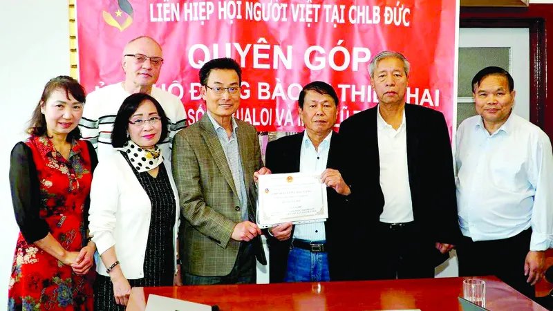 Kiều bào thương về đồng bào bão lũ
