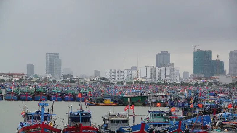 Người dân miền Trung tích trữ lương thực, ứng phó bão lũ