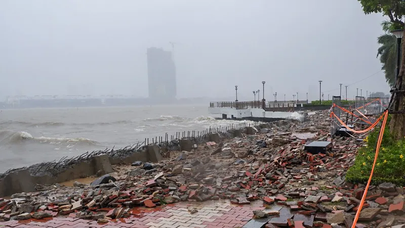 Sau bão, miền Trung ứng phó sạt lở
