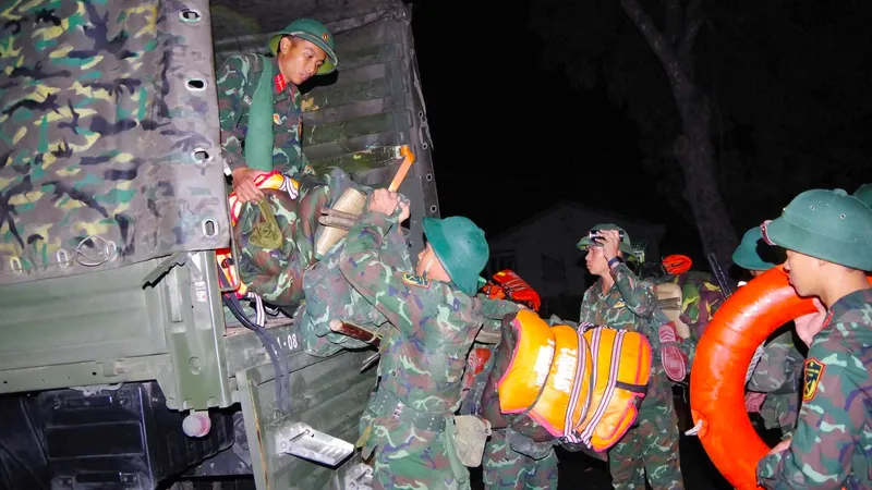 Người dân miền Trung lại trắng đêm ứng phó bão dữ