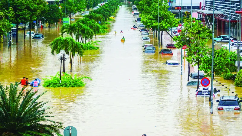Lực lượng vũ trang cùng dân chống lũ