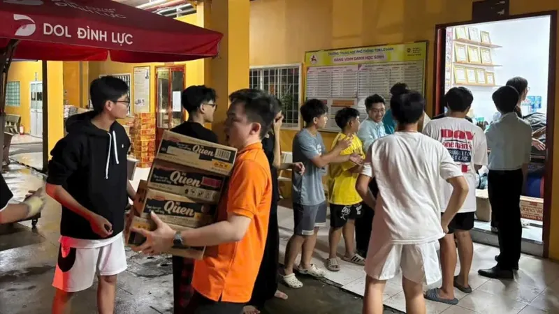 Tiếp sức sinh viên vùng lũ