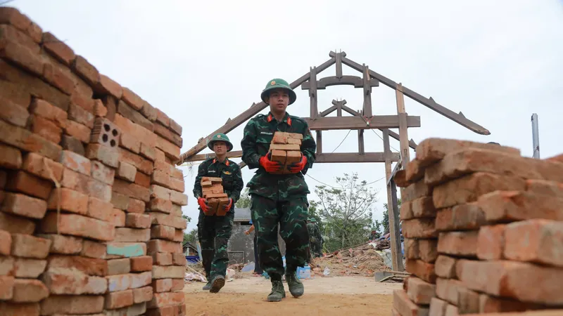Các tỉnh Nam Trung bộ: Nỗ lực đưa học sinh trở lại trường, dựng lại nhà cửa