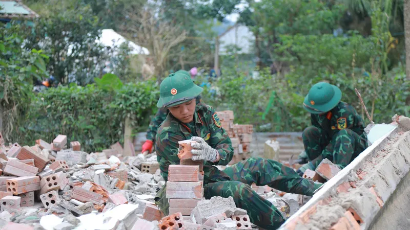 Đồng loạt dựng lại nhà để dân đón tết