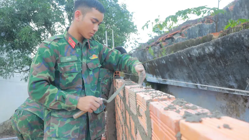 Người dân vùng lũ sắp có mái ấm ăn tết