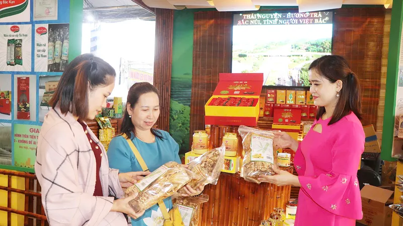 Thị trường mua sắm cuối năm “nóng” dần