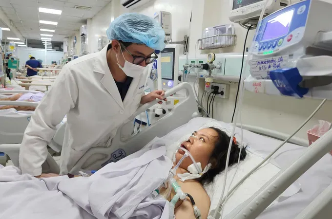 Trao 75 triệu đồng cho mẹ đơn thân nguy kịch