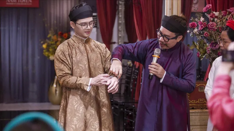 Hồn áo nối trăm năm