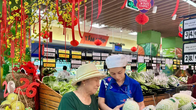 Người tiêu dùng chọn mua hàng hóa tại hệ thống Co.opmart trên địa bàn phường Vũng Tàu, TPHCM. ẢNH: QUANG VŨ
