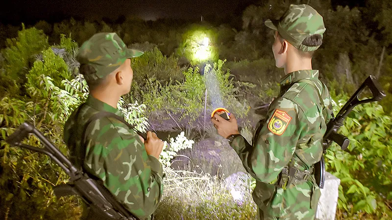 Trắng đêm truy quét hàng lậu vùng biên