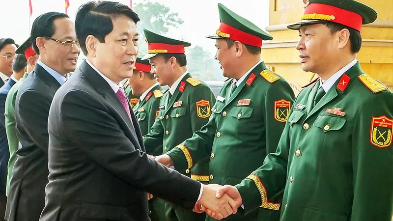 Thăm, chúc tết nhiều cá nhân, đơn vị