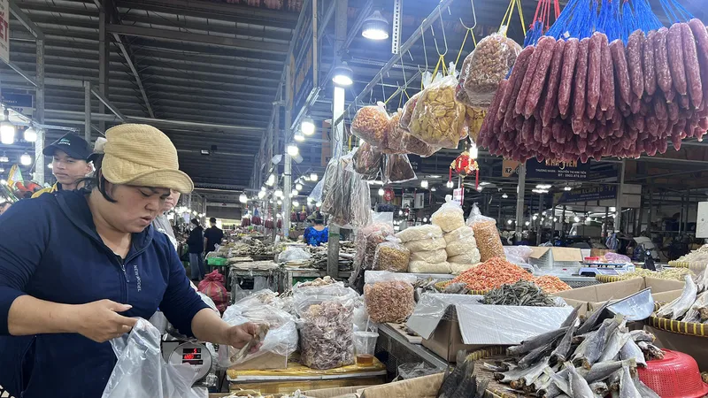 Hàng tết về chợ đầu mối tăng gần 3 lần ngày thường