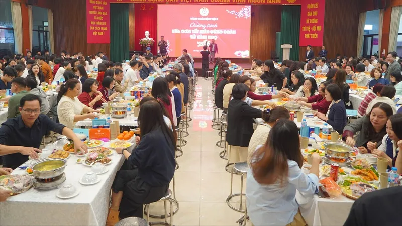 Ấm tình bữa cơm tất niên công đoàn