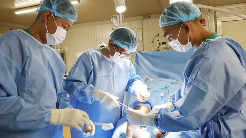 Bác sĩ "nội" xuất ngoại - Bài 3: Sứ giả của tình hữu nghị