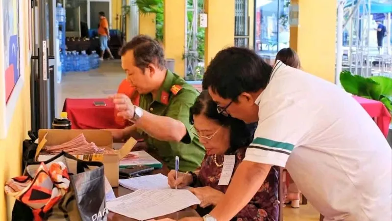 Những người thầm lặng phía sau ngày hội toàn dân