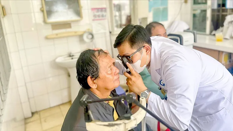 Nhân viên Trạm y tế phường Thông Tây Hội, TPHCM thăm khám cho người dân