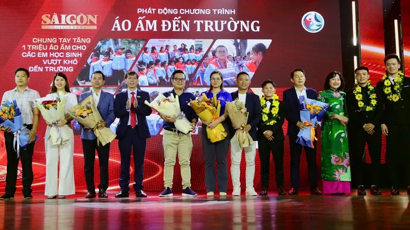 Nguyễn Hoàng Đức đồng hành với chương trình “Áo ấm đến trường”