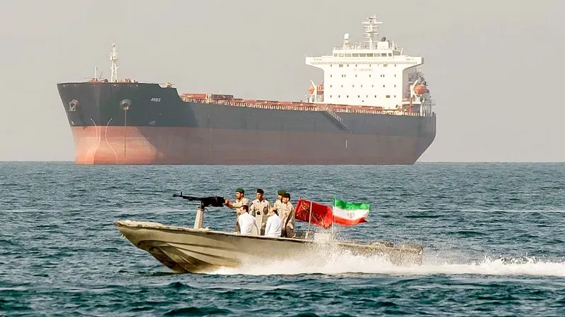 Iran nổ súng vào tàu thương mại, bác đàm phán với Mỹ