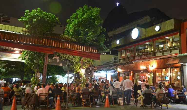 Một khu chợ đêm ở Rio de Janeiro, Brazil. ẢNH: The Guardian