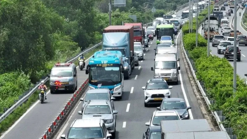 Giao thông ngày đầu kỳ nghỉ lễ 30-4 và 1-5: Mệt mỏi vì kẹt xe
