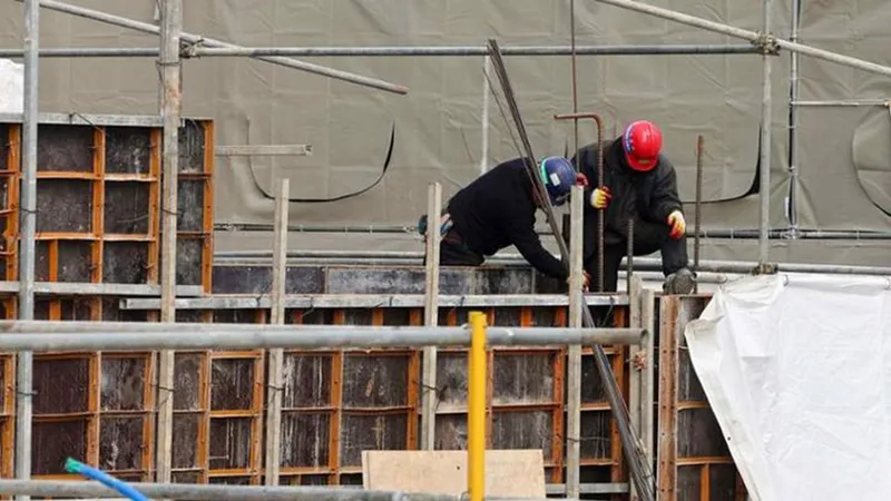 Công nhân xây dựng làm việc tại tỉnh Gyeonggi, Hàn Quốc. ẢNH: YONHAP