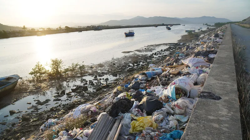 Rác thải bủa vây kè chống lở đầm Đề Gi
