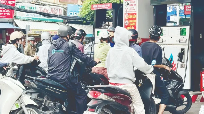 Ngày đầu bán đại trà xăng E10: Cửa hàng tuân thủ, nguồn cung ổn định