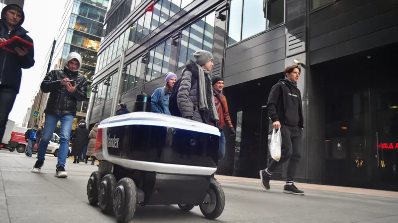 Robot giao hàng Yandex Rover của Nga trên đường phố Moscow. ẢNH: MOSCOW TIMES