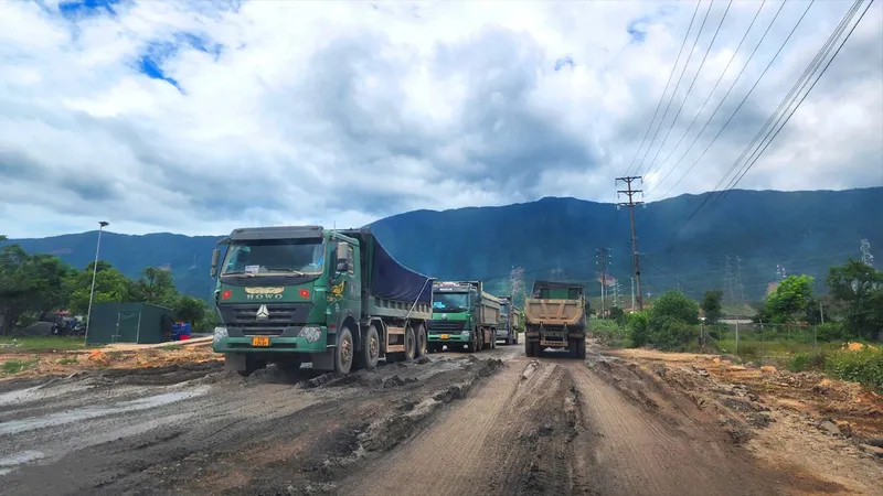 Đường Lê Duẩn xuống cấp, nắng thì bụi, tưới nước thì bùn lầy nhếch nhác