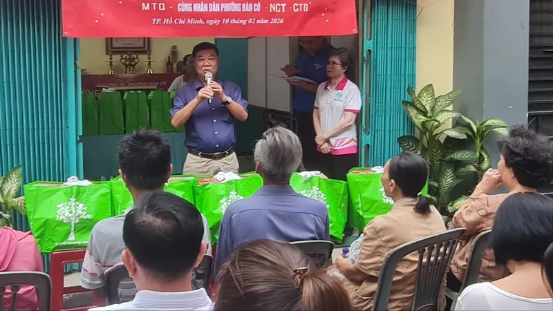 Ban điều hành khu phố 28 (phường Bàn Cờ, TPHCM) tặng quà cho người dân có hoàn cảnh khó khăn trên địa bàn. ẢNH: VIỆT NGA