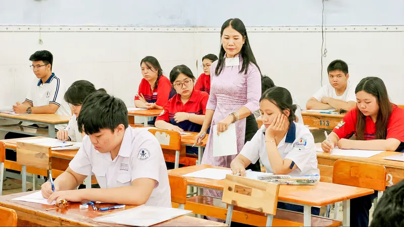 Ngày đầu kỳ thi tốt nghiệp THPT năm 2026: Tranh luận sôi nổi về đề Văn