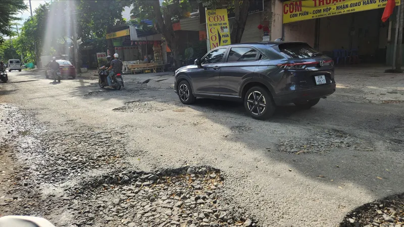 Đoạn đường dày đặc "ổ gà"