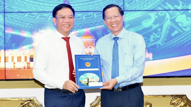 Chủ tịch UBND TPHCM Phan Văn Mãi trao quyết định cán bộ