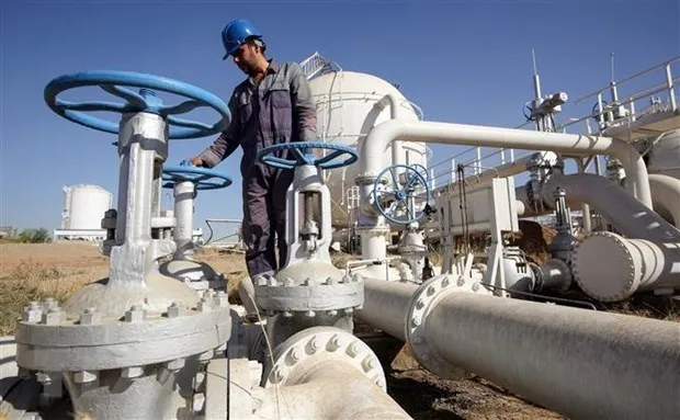 Công nhân làm việc tại một nhà máy lọc dầu ở Kirkuk, Iraq. Ảnh: TTXVN