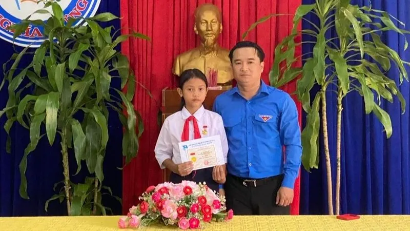Trao Huy hiệu “Tuổi trẻ dũng cảm” cho học sinh cứu người 